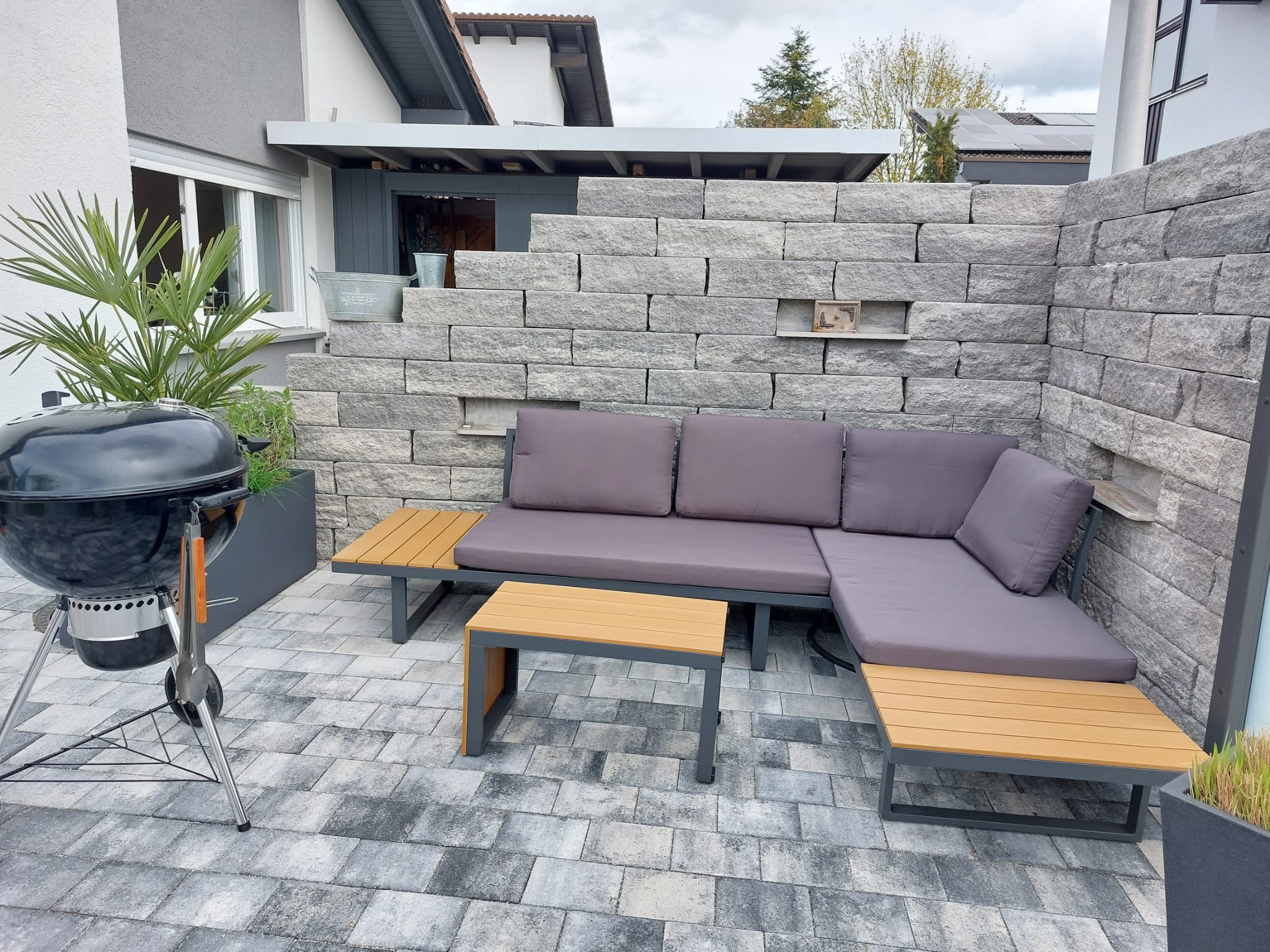 Blockmauersteine in Beton gesetzt
